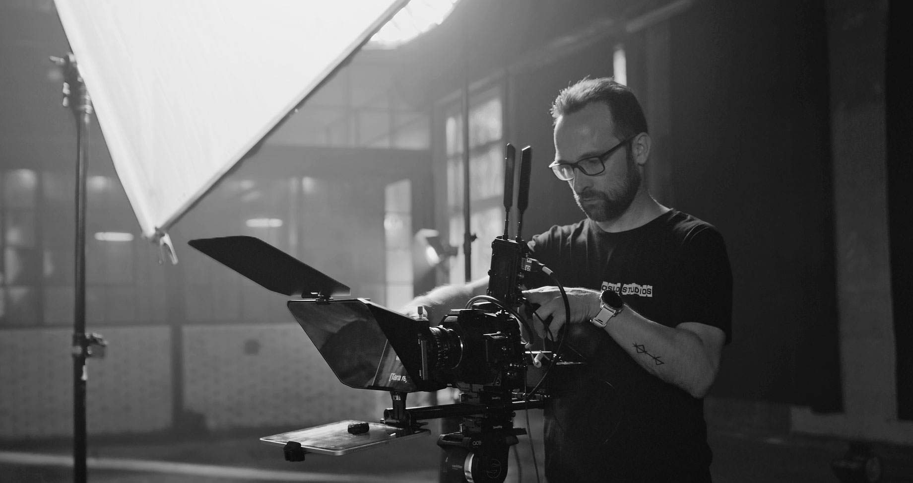 Michael Trettner an der Kamera am Set